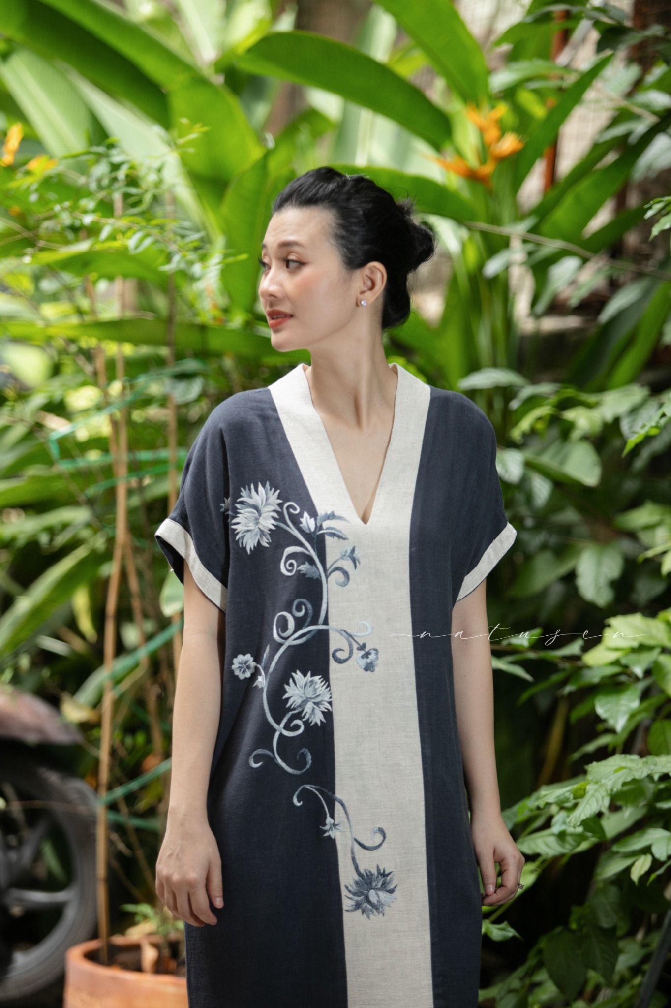 Đầm Yuna xám cổ be thêu tay Cúc Kim Mỹ