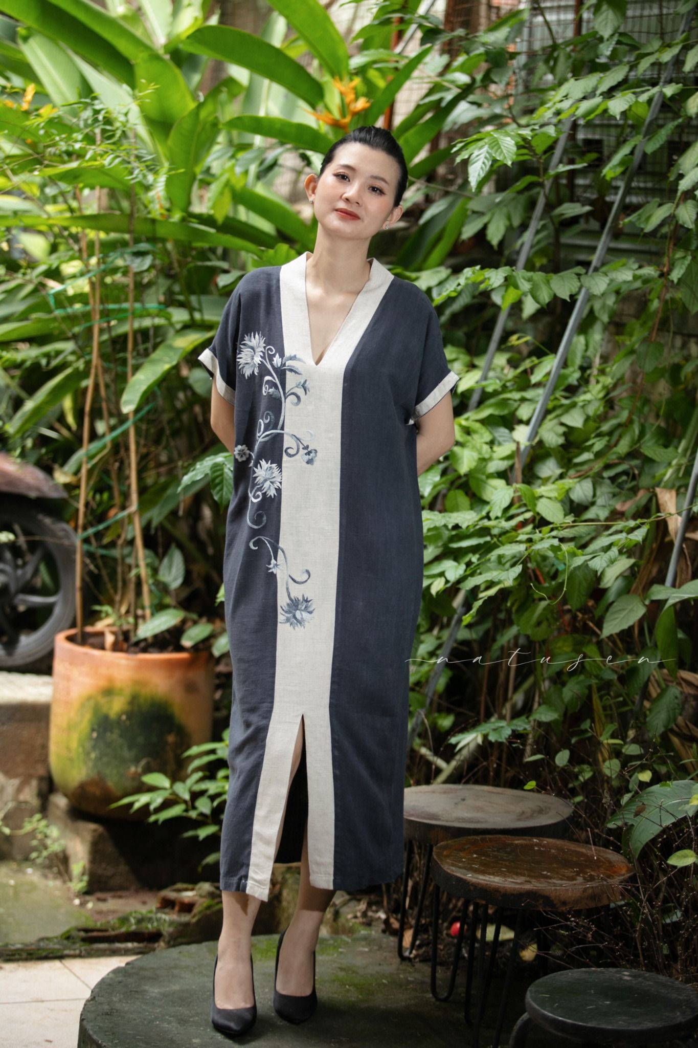 Đầm Yuna xám cổ be thêu tay Cúc Kim Mỹ