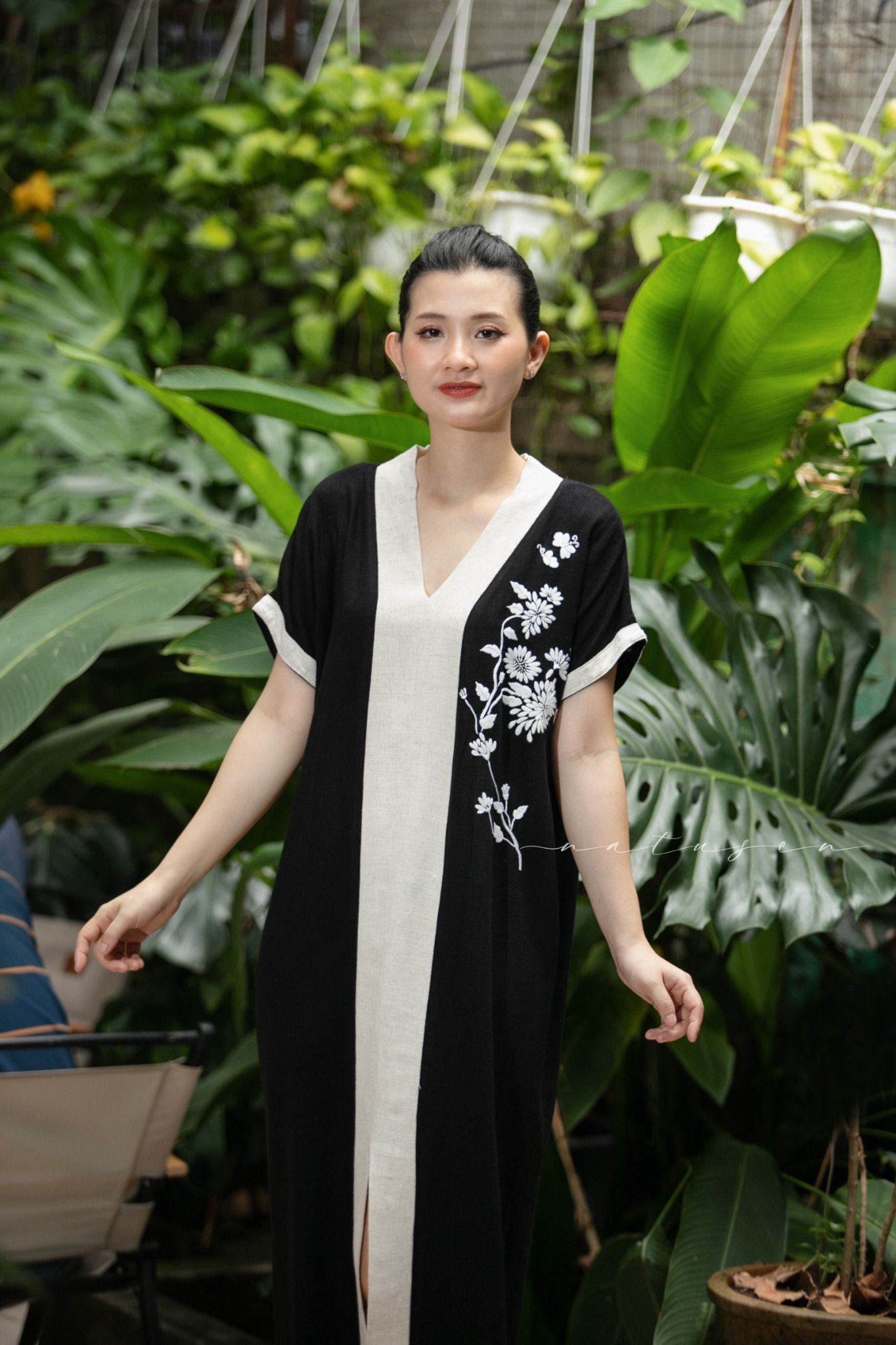 Đầm Yuna đen cổ be thêu tay Cúc Viên Mỹ