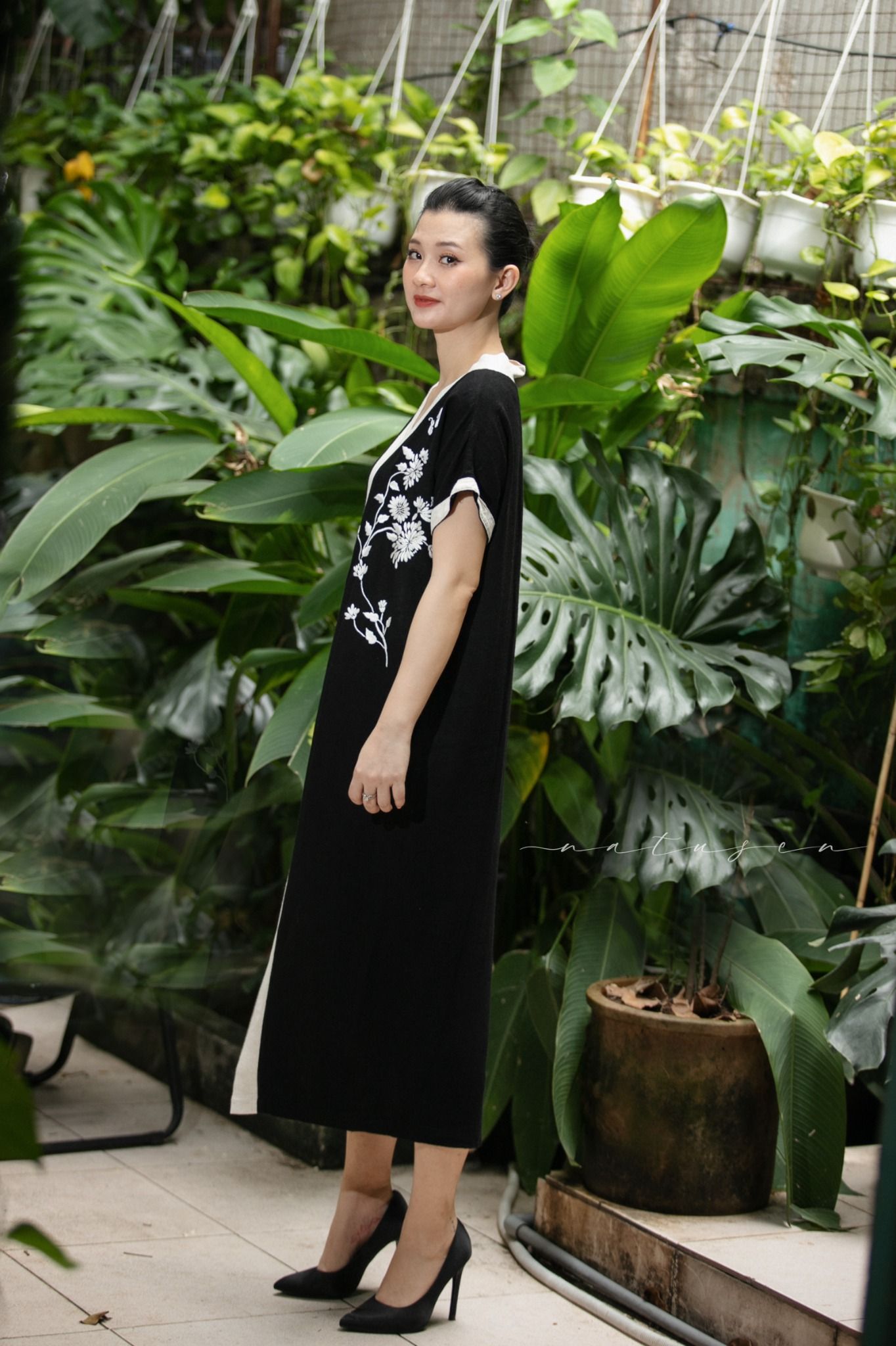 Đầm Yuna đen cổ be thêu tay Cúc Viên Mỹ