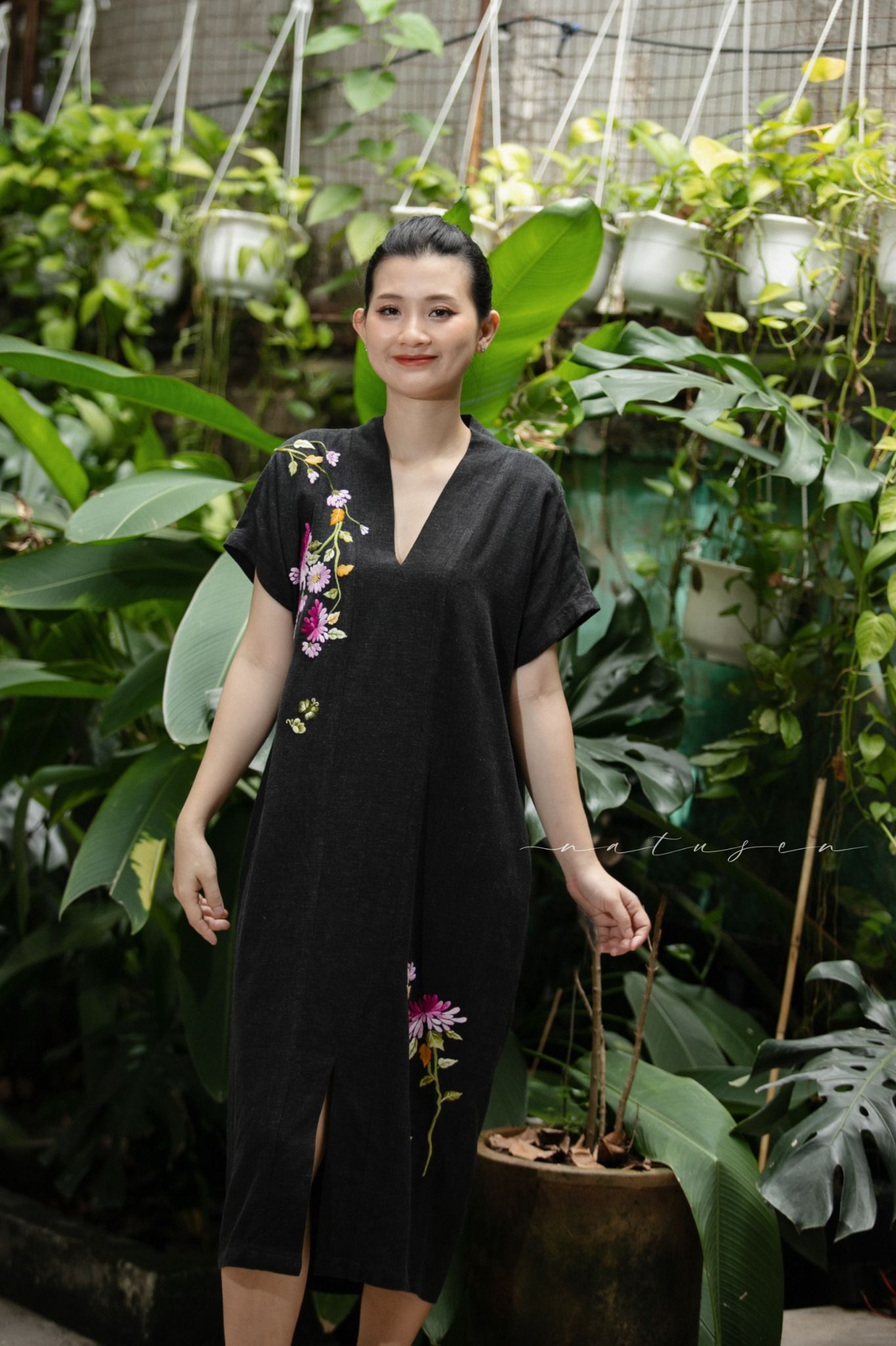 Đầm Yuna xám thêu tay Cúc Viên Mỹ