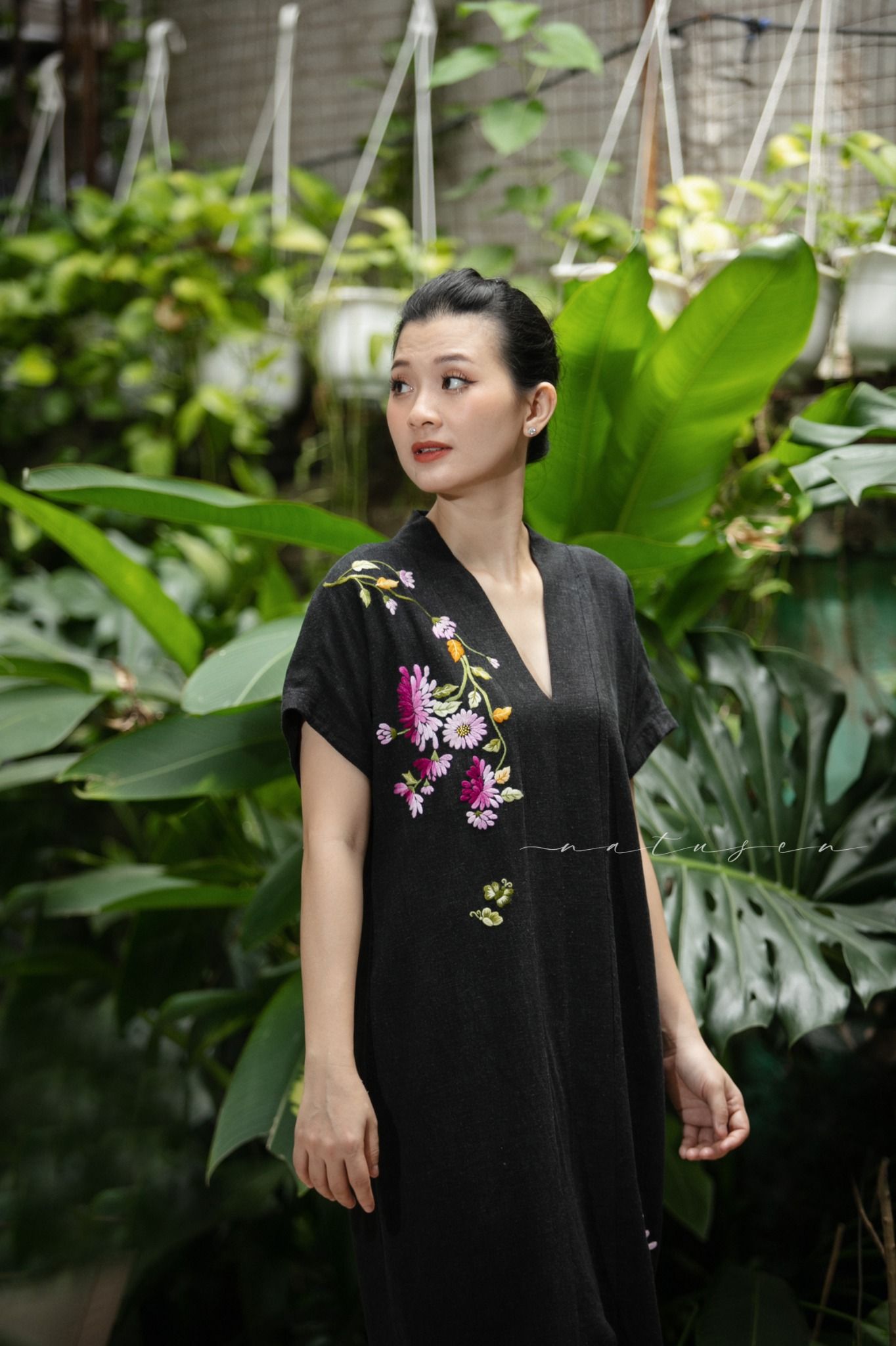 Đầm Yuna xám thêu tay Cúc Viên Mỹ