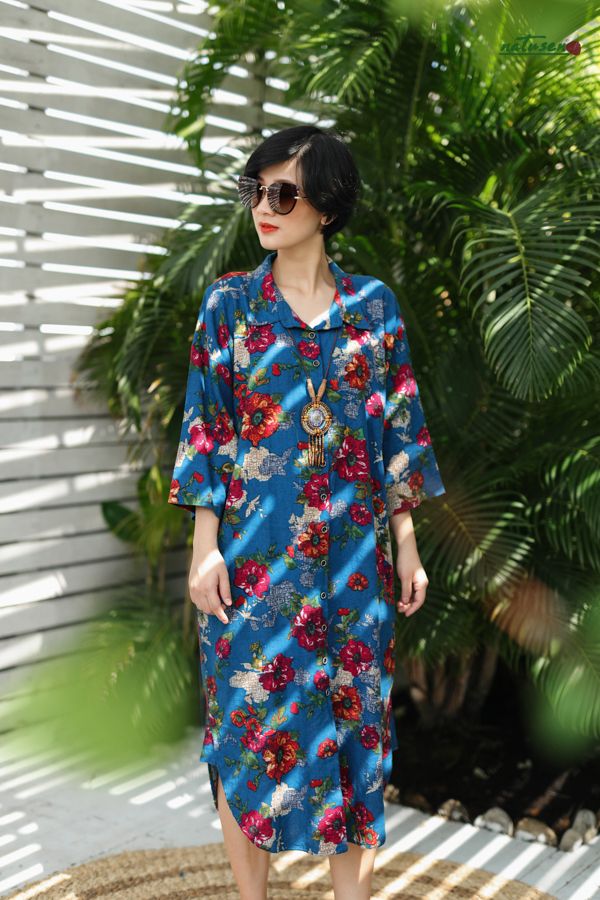  Đầm chemise oversize IN hoa đỏ nền xanh 