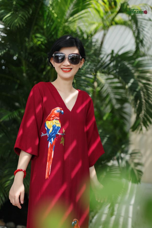Đầm Victory thêu thủ công Vẹt Scarlet Đỏ