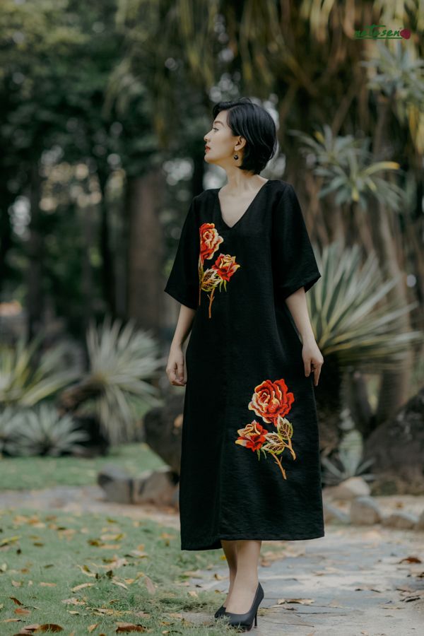 Đầm tiệc thêu thủ công Hoa Hồng maxi Đen tim