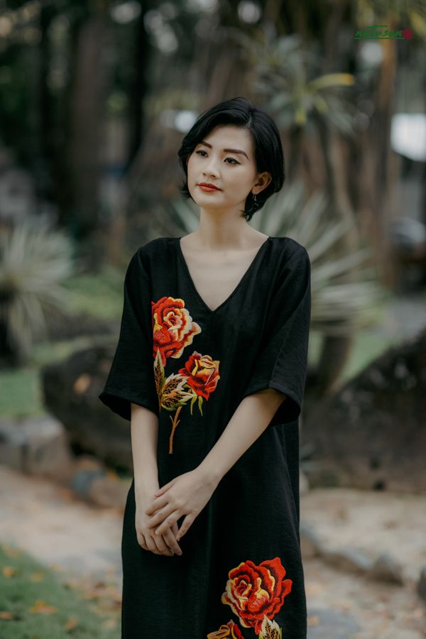 Đầm tiệc thêu thủ công Hoa Hồng maxi Đen tim