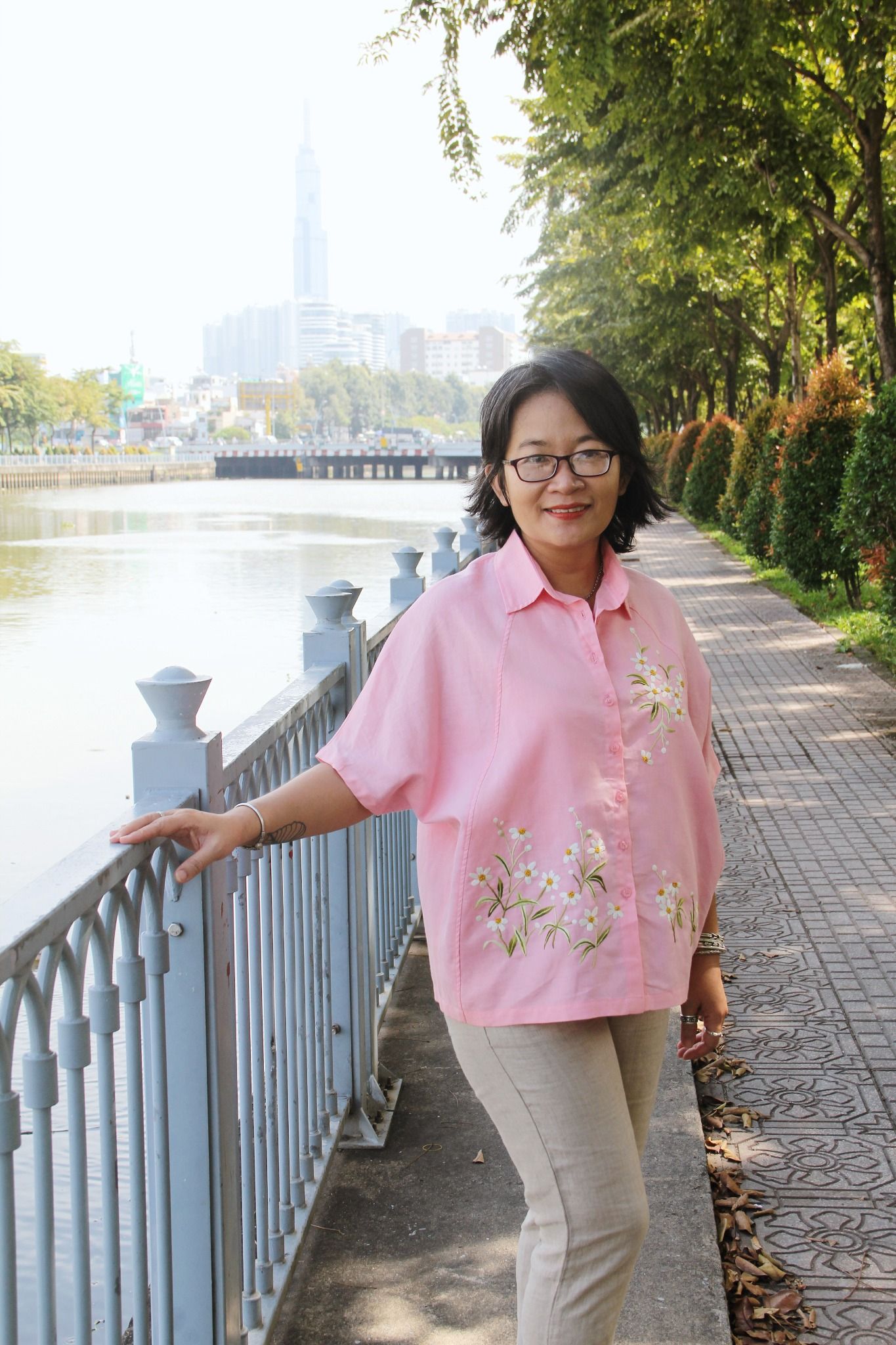 Áo chemise hồng dâu thêu thủ công Hoa Xuyến Chi