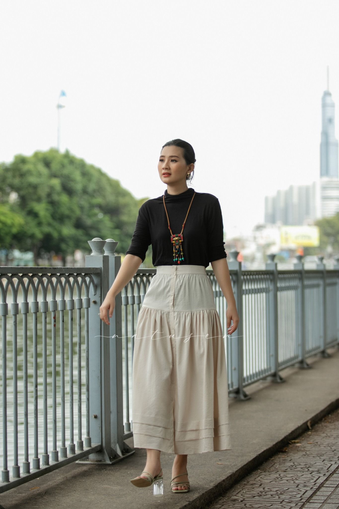 Chân váy Boho Kem mở nút lai xếp ly