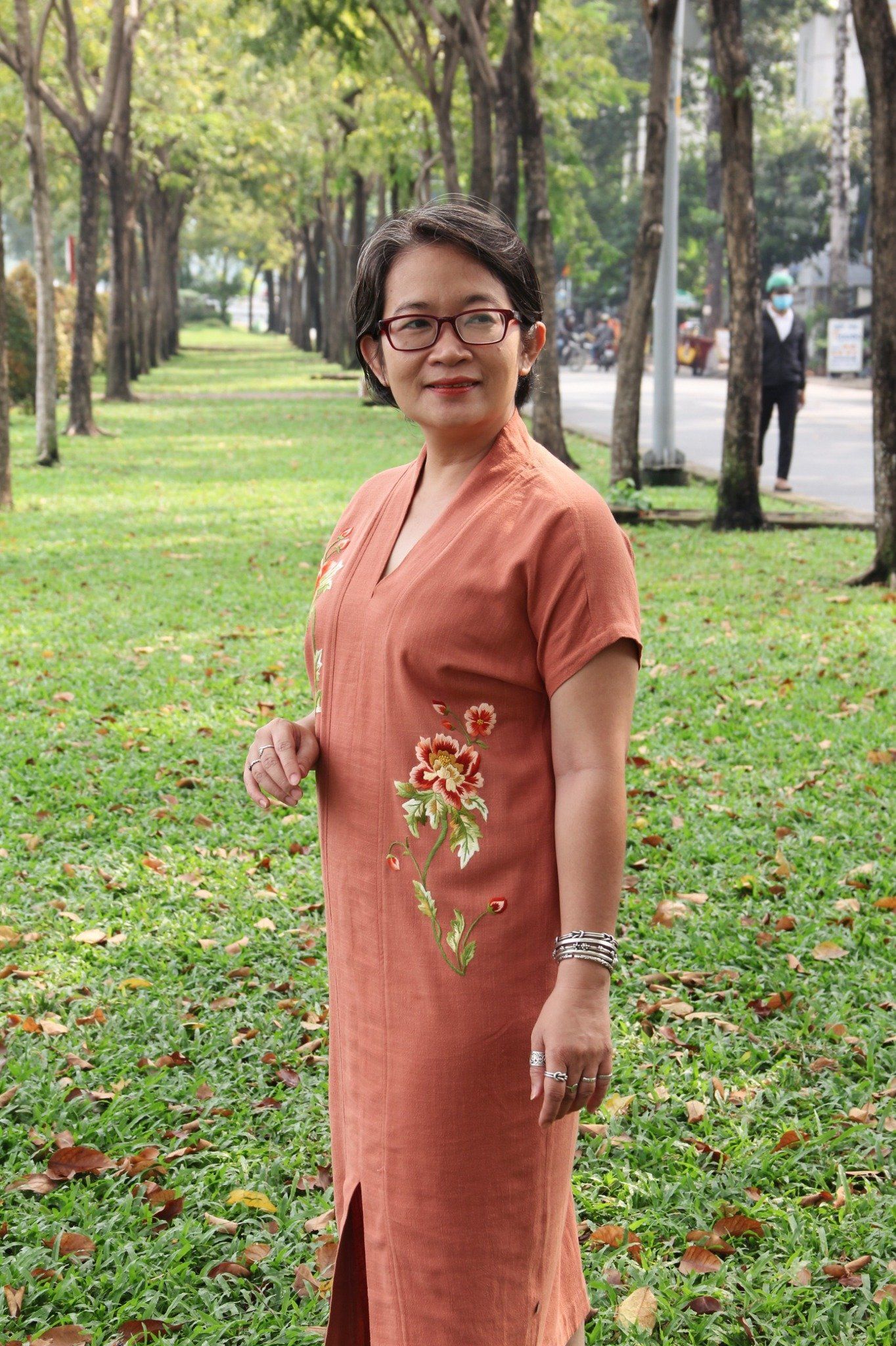 Đầm kimono cam gạch thêu tay Mẫu Đơn