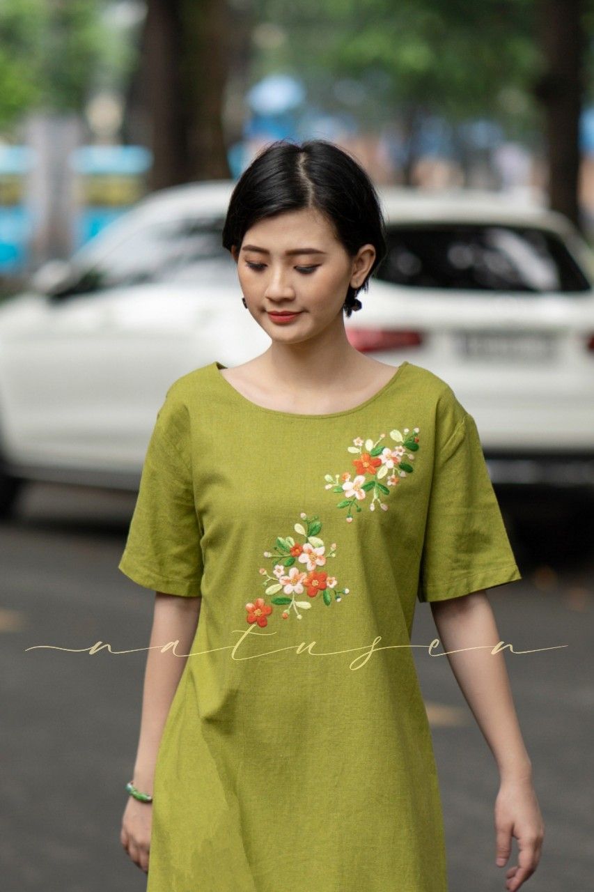 Đầm xanh Oliu thêu thủ công hoa Sim