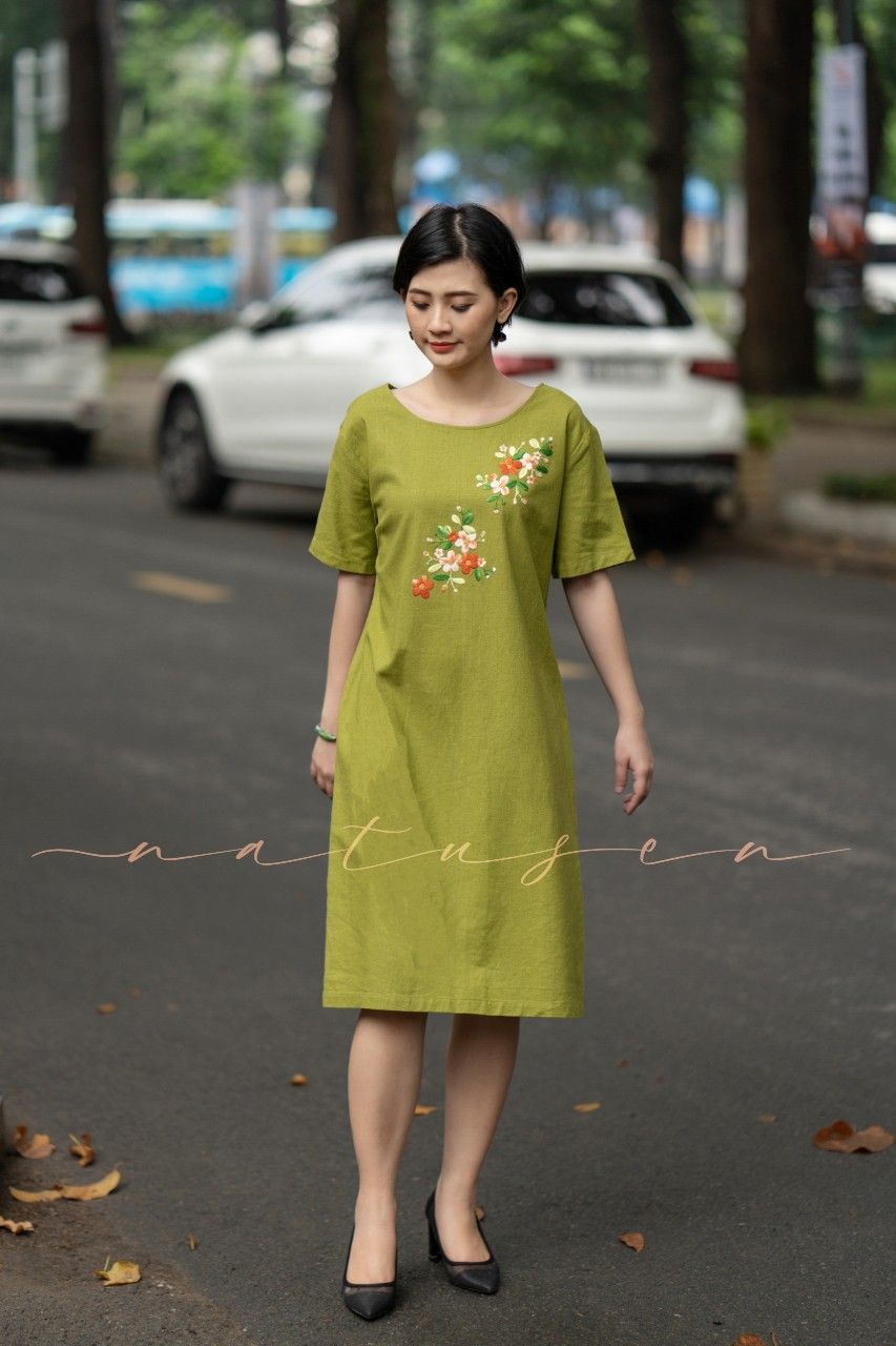 Đầm xanh Oliu thêu thủ công hoa Sim