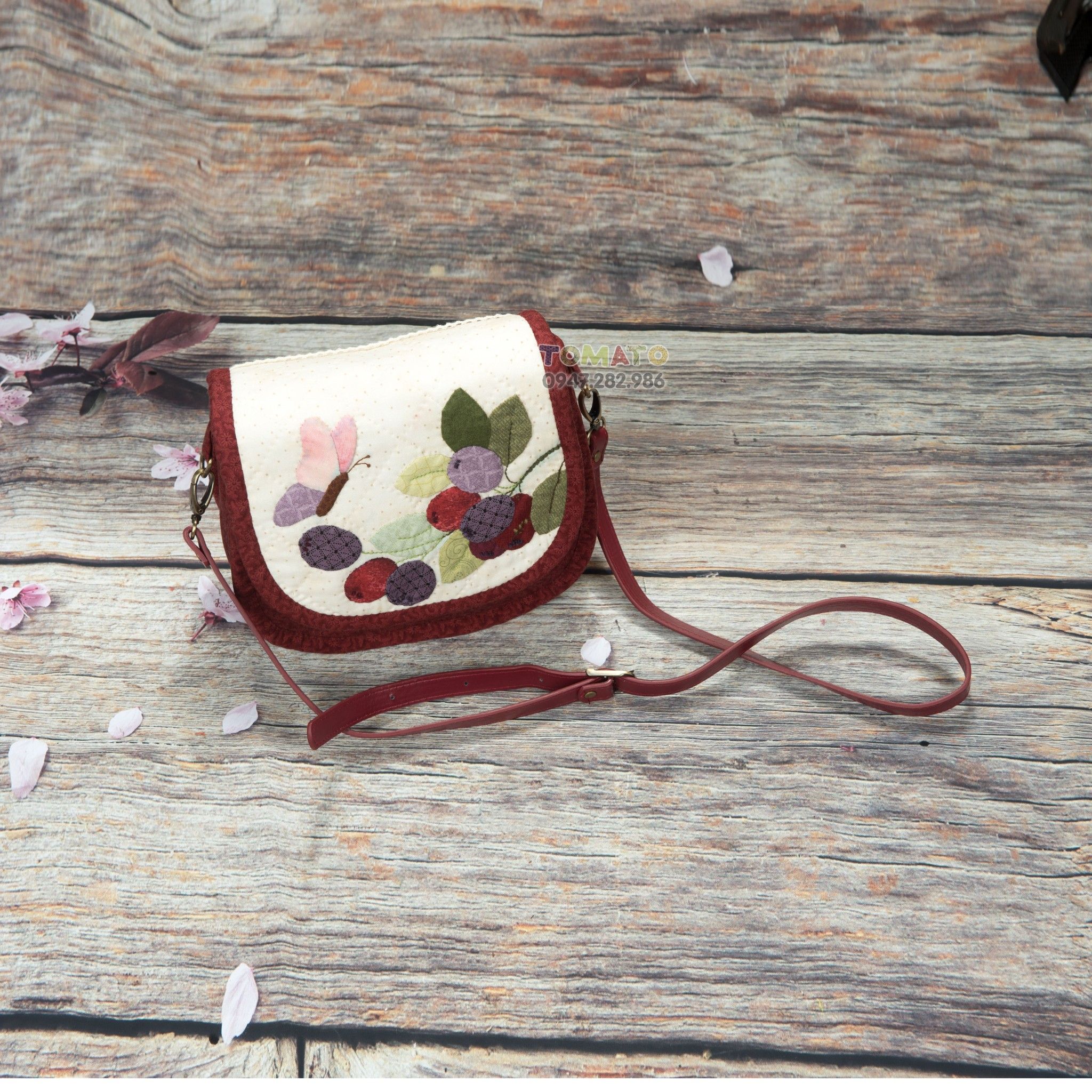 Túi đeo chéo quilt áp chùm quả và bướm