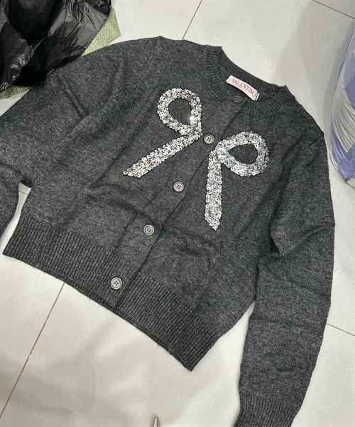 AKN Valentino len nơ đính cườm