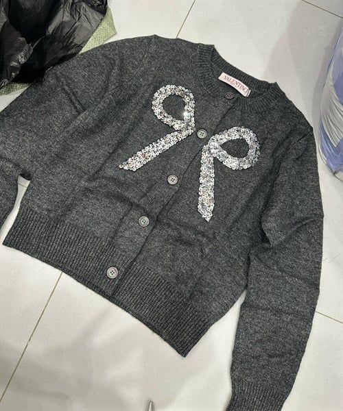 AKN Valentino len nơ đính cườm