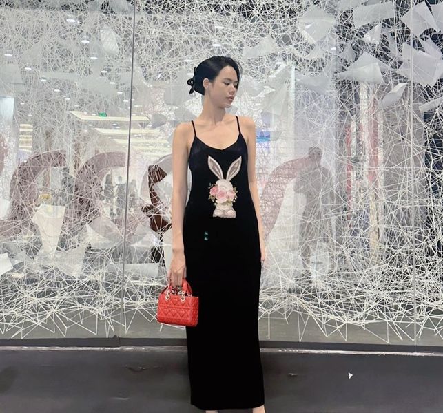 Váy nhung 2 dây thêu thỏ ôm hoa (*)