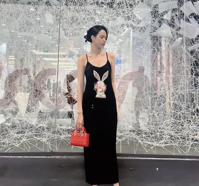Váy nhung 2 dây thêu thỏ ôm hoa (*)