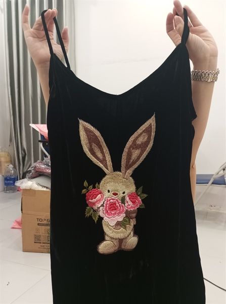 Váy nhung 2 dây thêu thỏ ôm hoa hồng (*)