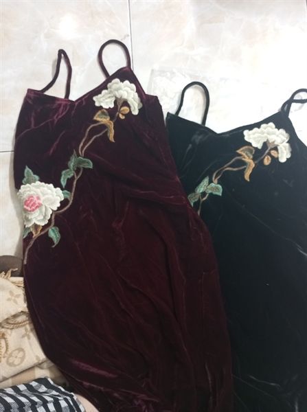 Váy nhung 2 dây thêu cành mẫu đơn 2 bông