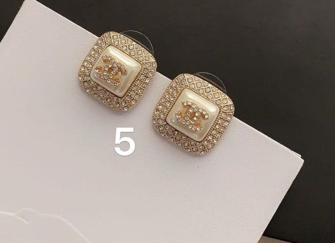 KT C vuông trắng viền đá