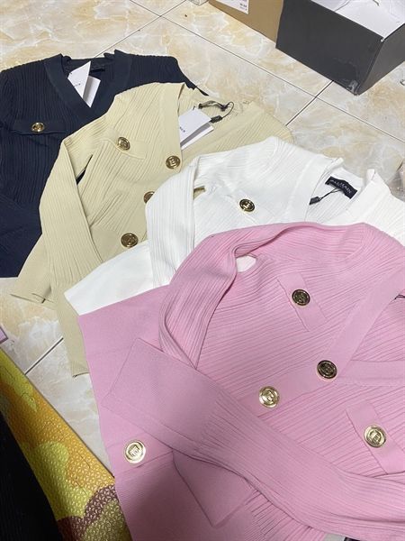 AKN len Balmain sọc cổ tim cúc vàng