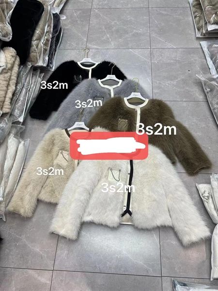 AKN lông cổ tròn viền da túi M xích