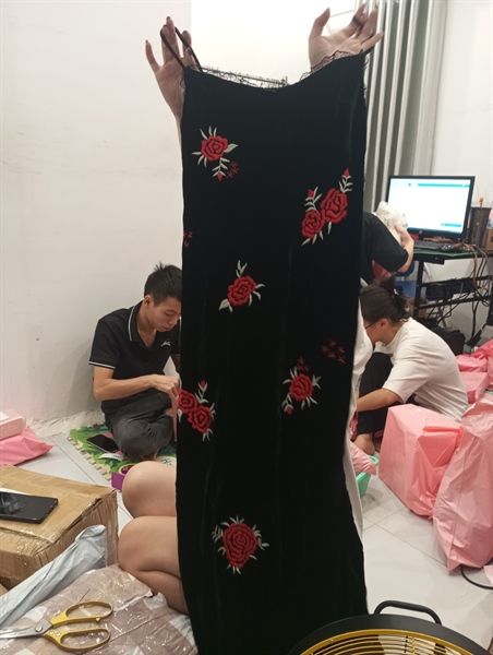 Váy nhung 2 dây viền ren thêu hoa hồng đỏ