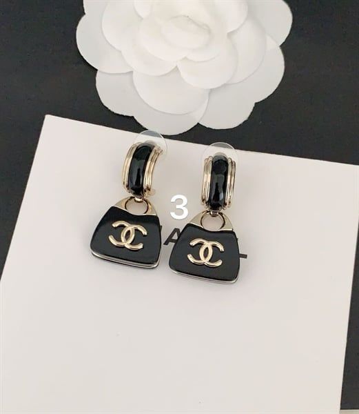 KT C móc đen viền vàng khóa rủ