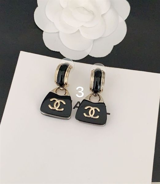 KT C móc đen viền vàng khóa rủ