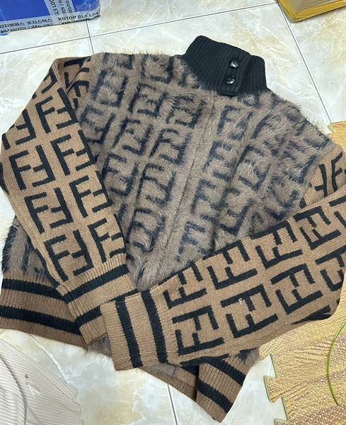 AKN Fendi len cổ 2 cúc jt chữ F