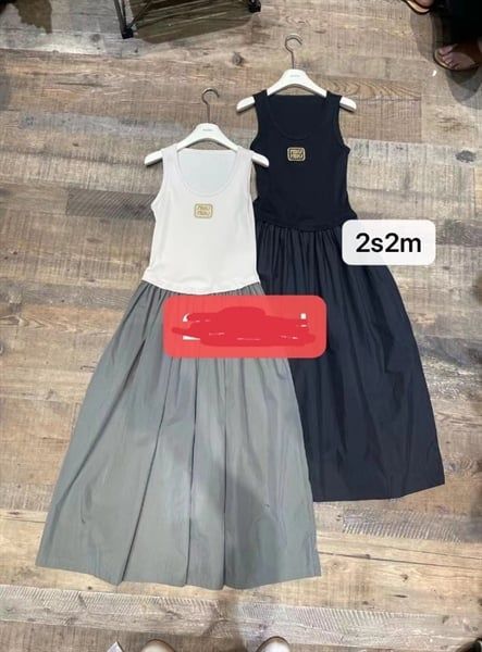 Váy Miu khoét nách chữ vàng (}
