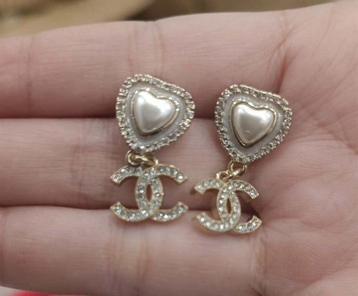 KT C trái tim trắng viền đá. chữ X đá rủ