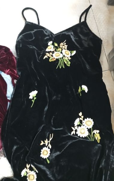 Váy nhung 2 dây thêu cúc nhí