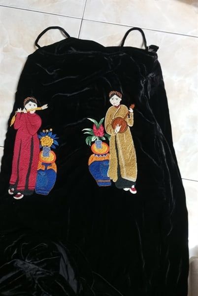 Váy nhung 2 dây thêu ng cầm đàn thổi sáo