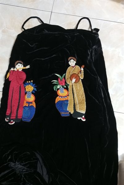 Váy nhung 2 dây thêu ng cầm đàn thổi sáo
