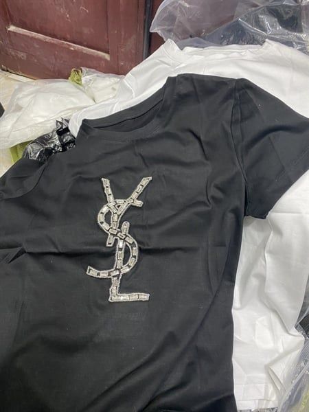 ANTN phông YSL logo đá