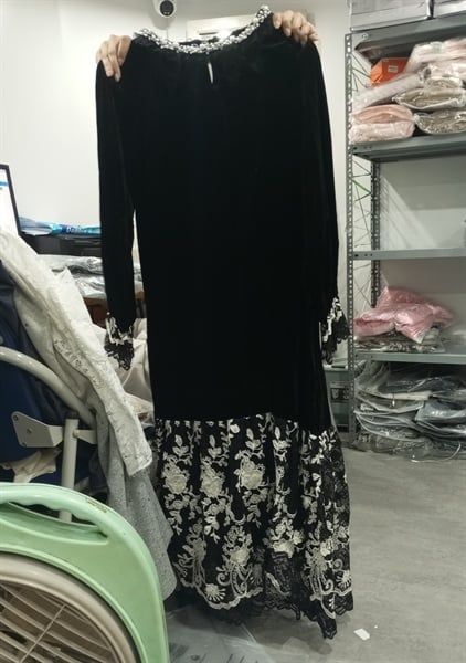 Váy nhung dài tay cổ viền ngọc khoét phối ren hoa