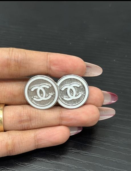 KT C tròn viền trắng chữ X trắng