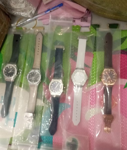 Đồng hồ Hublot viền đá dây cao su