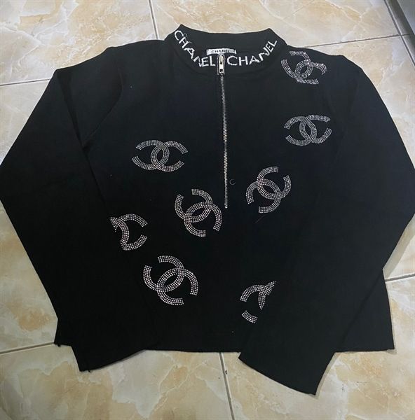AKN len C cổ chữ đính logo đá