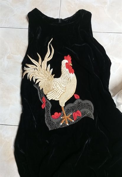 Váy nhung khoét nách thêu gà