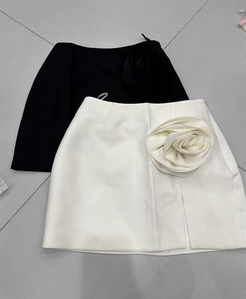 CVN đính hoa xẻ trước