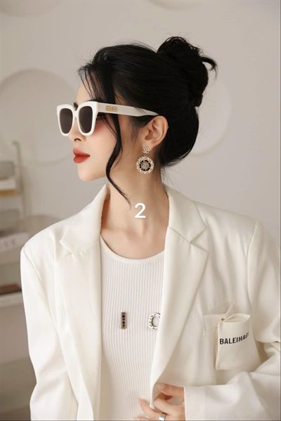 Kính BBR mắt vuông gọng trắng logo vàng