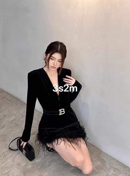 Váy Balmain nhung dài tay phối lông