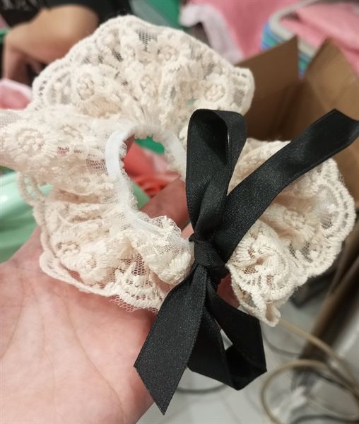 Dây buộc tóc ren đính nơ đen