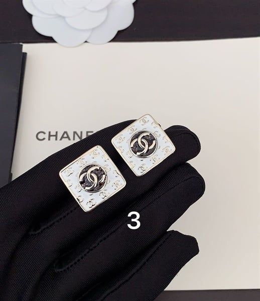 KT C vuông trắng viền vàng nhiều chữ X
