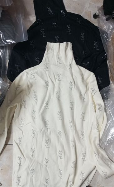 ADTN len YSL đính nhiều logo đá
