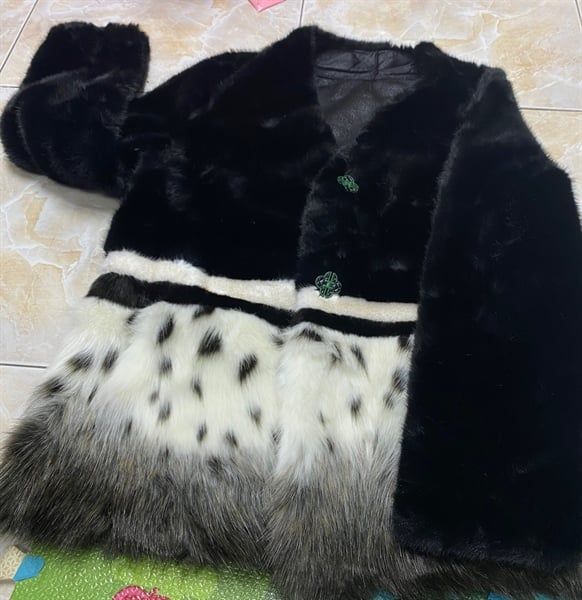 AKN lông cổ tim phối màu đen trắng