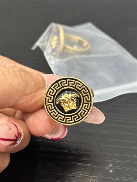 Nhẫn Versace mặt đen viền vàng