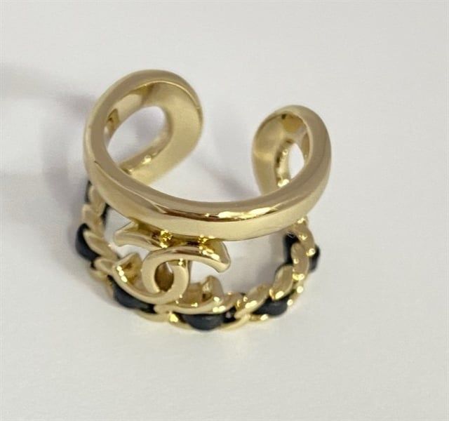 Nhẫn C khuyết chữ X trơn bện đen