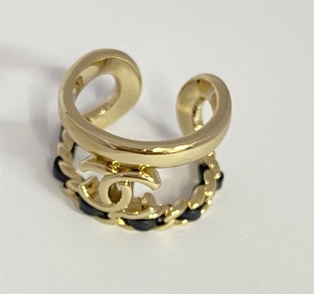 Nhẫn C khuyết chữ X trơn bện đen